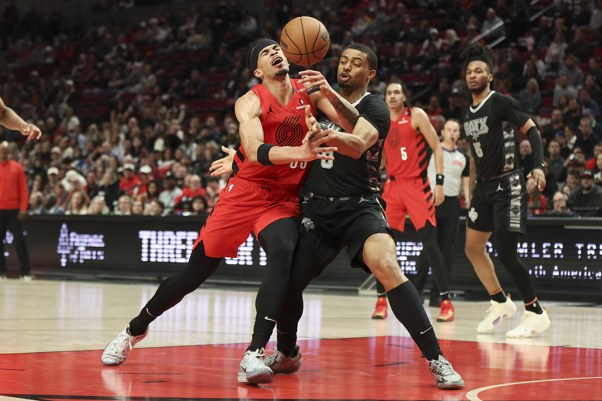 马刺逆转击败对手，积极备战下场比赛