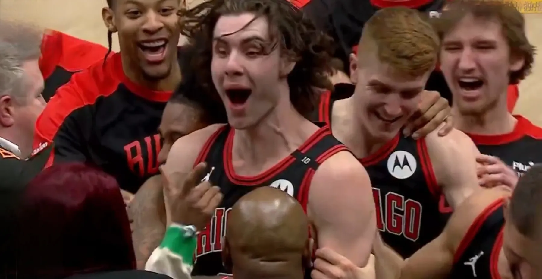 包含「尼克斯不敌公牛，巴恩斯关键时刻砍下25分」的词条