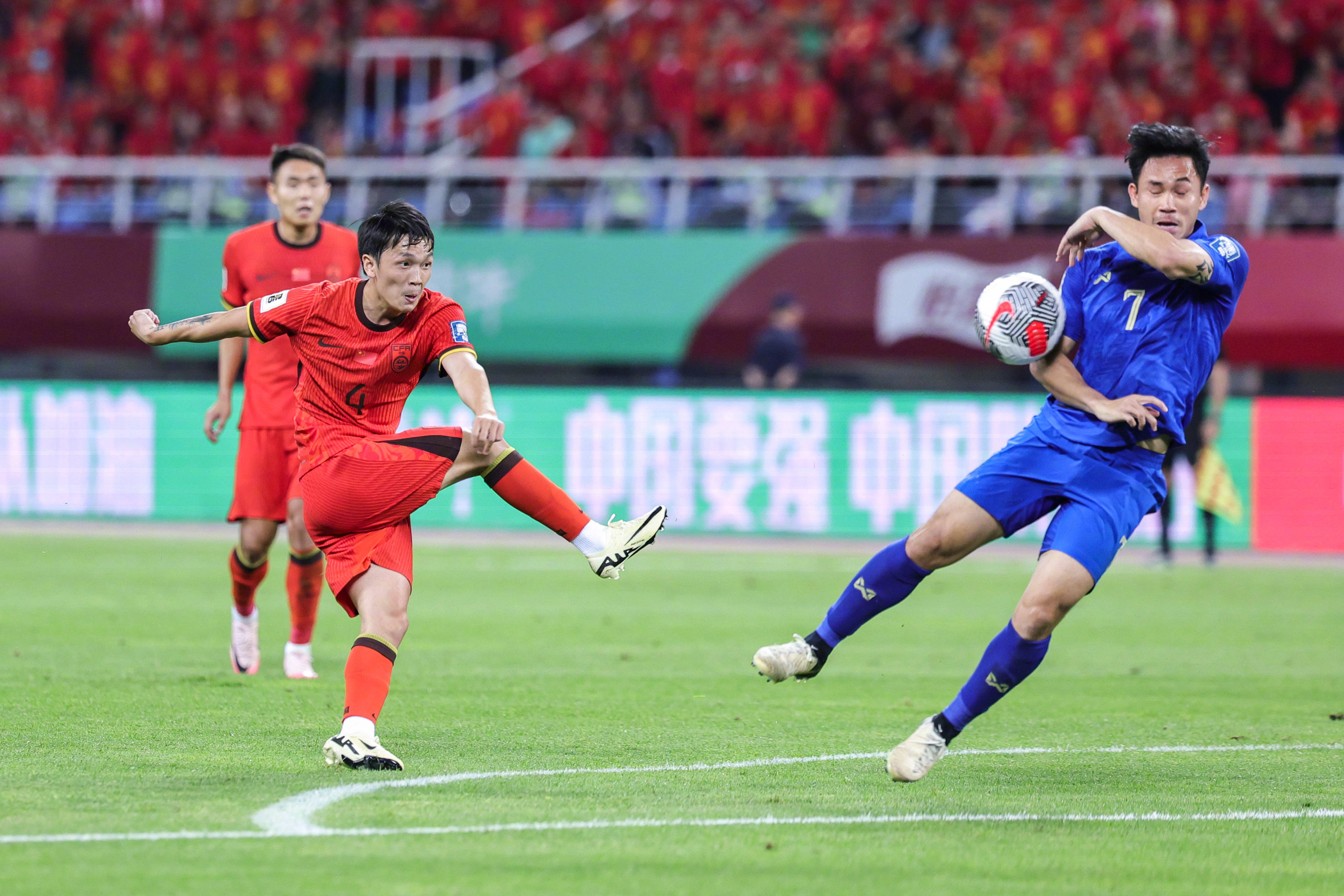 三亿体育体育官方-国际足坛名将在比赛中发挥精彩